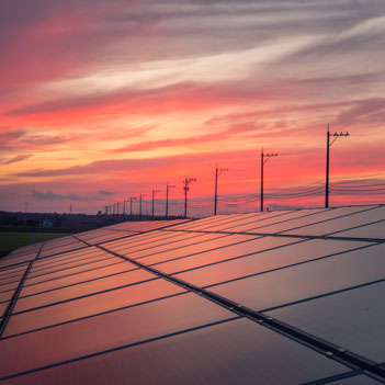 Campo de placas solares en una puesta de sol espectacular