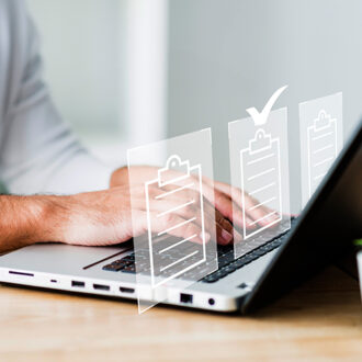 Joven en su ordenador revisando subvenciones de autoconsumo 2025