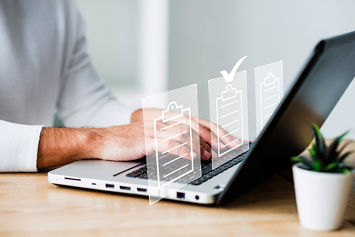 Joven en su ordenador revisando subvenciones de autoconsumo 2025