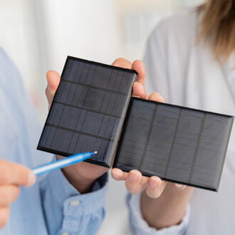 Chicos mostrando tipos de material para paneles solares